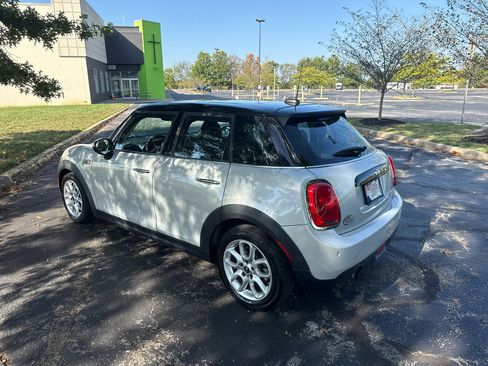 Used 2017 MINI Cooper 4-Door Hardtop image 4