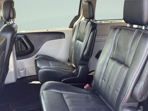 Used 2016 Chrysler Town & Country Touring FWD image 16