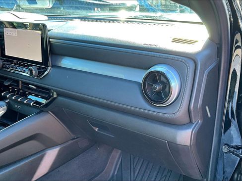 Used 2024 Chevrolet Colorado LT w/ LT Convenience Package image 17