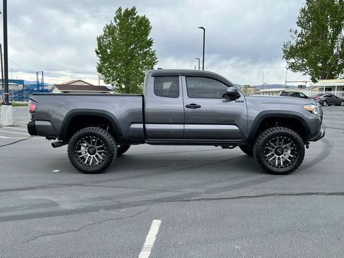 Used 2017 Toyota Tacoma TRD Off-Road w/ Tow Package image 9