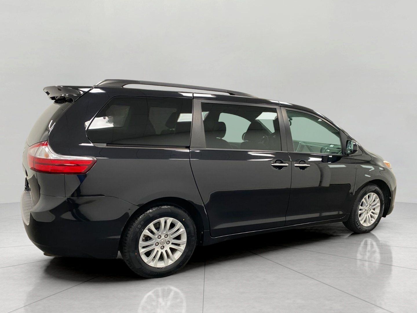Used 2016 Toyota Sienna XLE FWD image 3