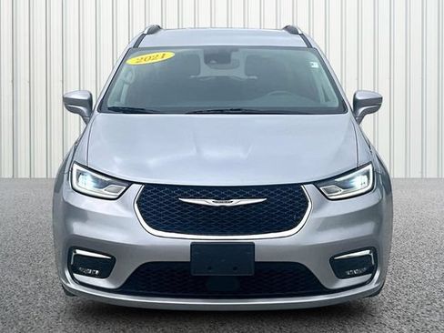 Used 2021 Chrysler Pacifica Touring-L FWD image 3