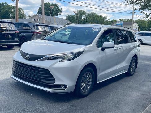Used 2026 Toyota Sienna XLE FWD image 13