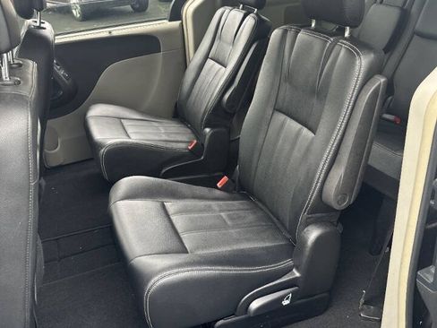 Used 2016 Chrysler Town & Country Touring-L w/ Driver Convenience Group FWD image 6