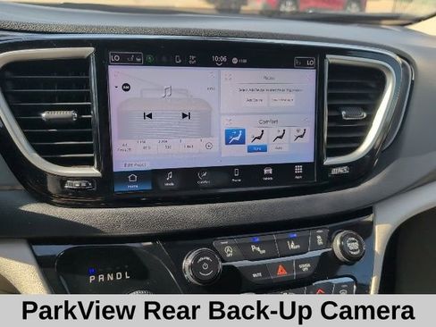 Used 2024 Chrysler Pacifica Touring-L FWD image 7