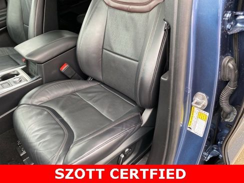 Used 2020 Ford Explorer Platinum w/ Premium Technology Package image 18