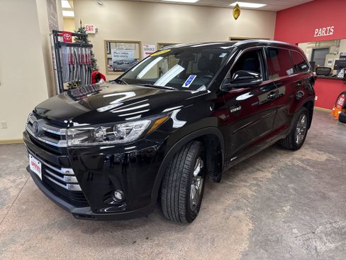 Used 2019 Toyota Highlander Limited Platinum image 3