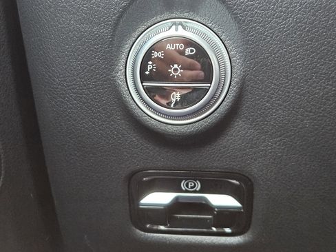 Used 2025 Mercedes-Benz C 300 Sedan image 21