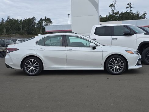 Used 2024 Toyota Camry XLE image 3