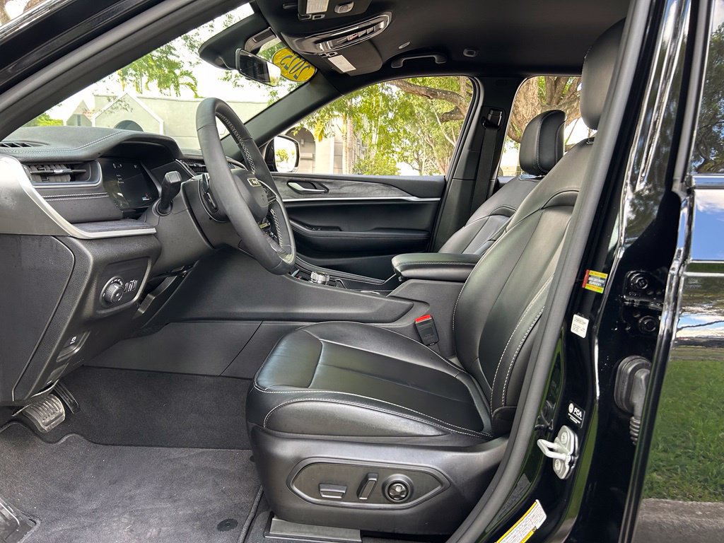 Certified 2025 Jeep Grand Cherokee Limited RWD image 16