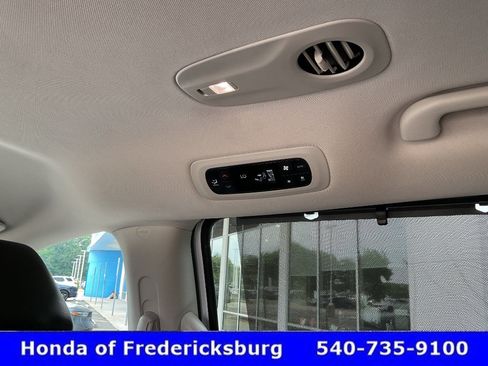 Used 2024 Chrysler Pacifica Touring-L FWD image 26