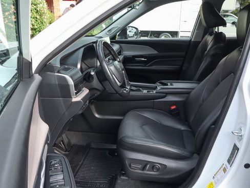 Used 2024 Toyota Grand Highlander Limited image 18