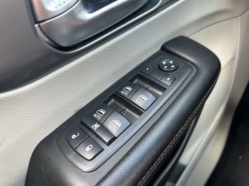 Used 2020 Chrysler Pacifica Touring-L FWD image 20