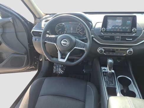 Used 2024 Nissan Altima 2.5 SV FWD image 14