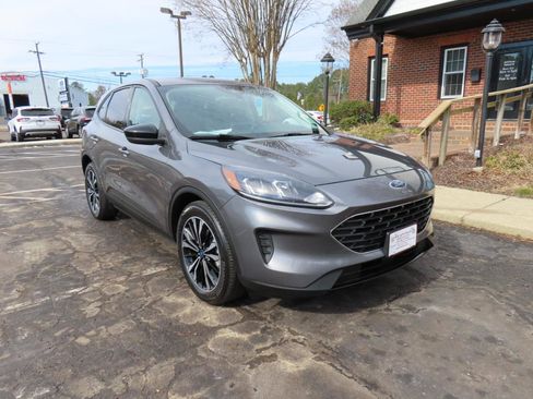 Used 2022 Ford Escape SE w/ SE Sport Appearance Package image 11