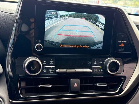 Used 2023 Toyota Highlander L FWD image 16