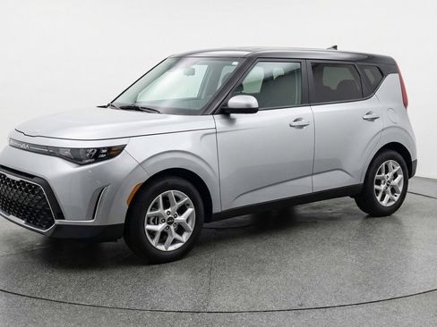 Used 2025 Kia Soul LX w/ LX Technology Package image 3