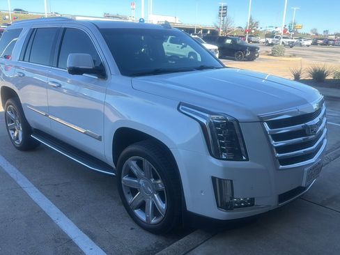 Used 2018 Cadillac Escalade Luxury image 3