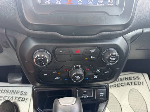 Used 2021 Jeep Renegade Latitude FWD image 17