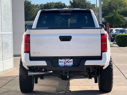 Used 2025 Toyota Tacoma SR5 image 5