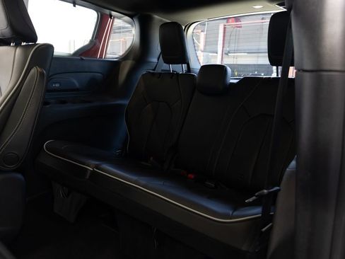 Used 2021 Chrysler Pacifica Limited w/ Uconnect Theater Family Group FWD image 22