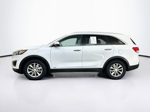 Used 2017 Kia Sorento AWD w/ LX Convenience Package image 4