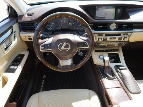 Used 2016 Lexus ES 350 w/ Luxury Package w/Wood Trim FWD image 22
