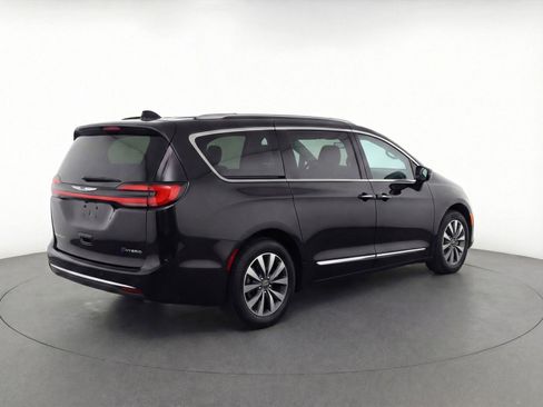 Used 2023 Chrysler Pacifica Touring-L image 9