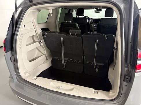Used 2023 Chrysler Pacifica Touring-L FWD image 23