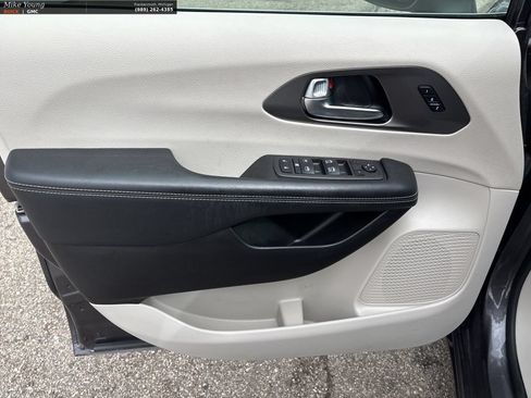 Used 2023 Chrysler Pacifica Touring-L FWD image 17