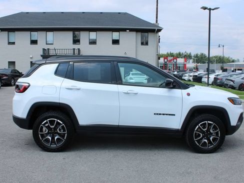 Used 2025 Jeep Compass Trailhawk w/ Trailhawk Convenience Group AWD/4WD image 6