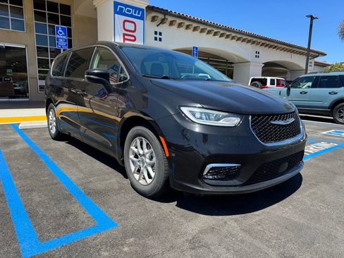 Certified 2023 Chrysler Pacifica Touring-L image 8
