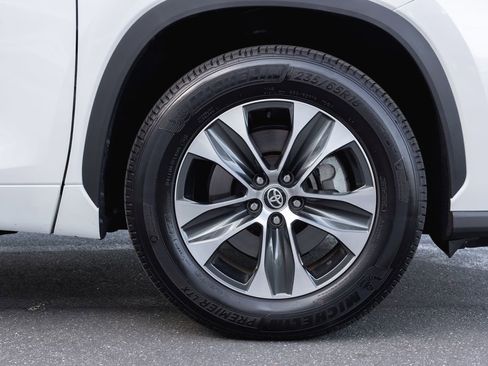 Certified 2025 Toyota Highlander XLE FWD image 4