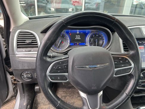 Used 2019 Chrysler 300 Touring image 10