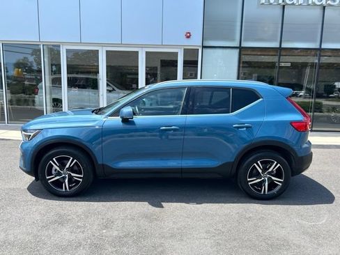 Used 2025 Volvo XC40 B5 Core AWD/4WD image 2