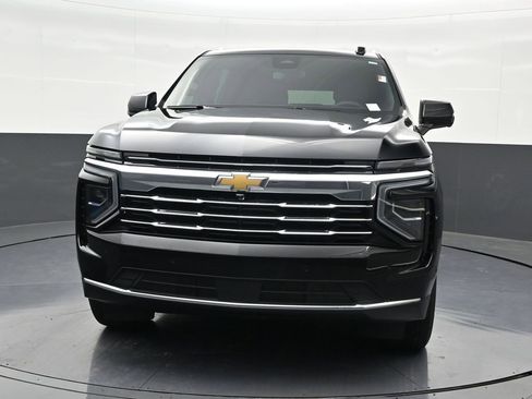 Used 2025 Chevrolet Suburban LT RWD image 9