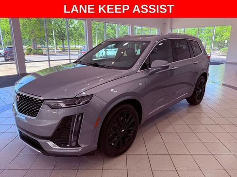 Used 2025 Cadillac XT6 Luxury FWD image 3