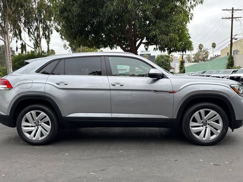 Used 2023 Volkswagen Atlas Cross Sport SE w/ Panoramic Sunroof Package FWD image 3