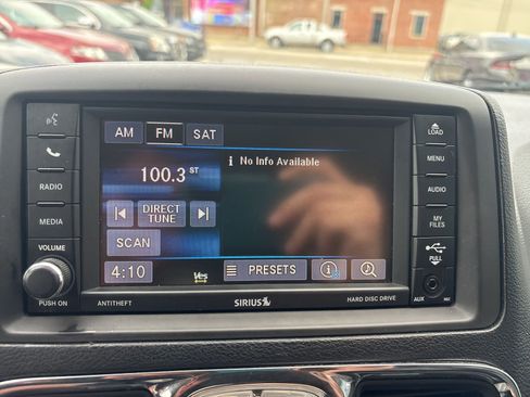 Used 2015 Chrysler Town & Country Touring FWD image 28