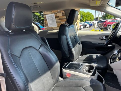Used 2021 Chrysler Pacifica Touring-L FWD image 32