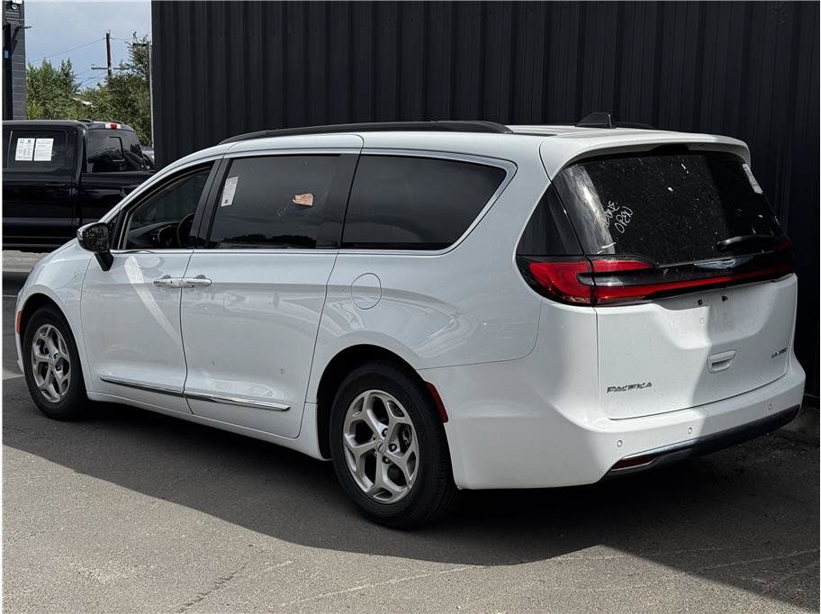 Used 2023 Chrysler Pacifica Limited FWD image 2