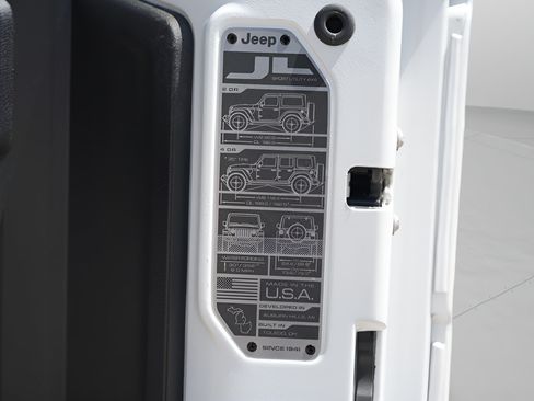 Used 2023 Jeep Wrangler Unlimited Sahara w/ Cold Weather Group AWD/4WD image 12