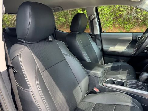 Used 2016 Toyota Tacoma SR5 w/ SR5 Appearance Package (SN) image 11