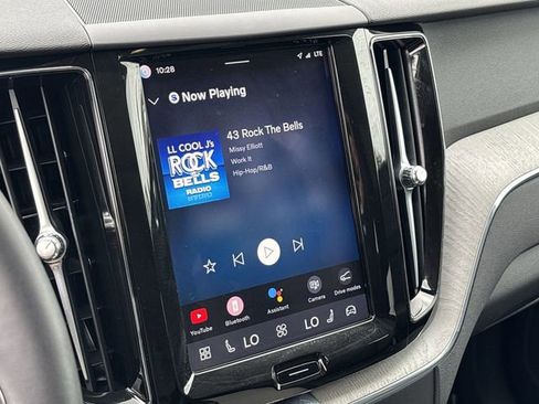 Used 2025 Volvo XC60 B5 Plus image 25