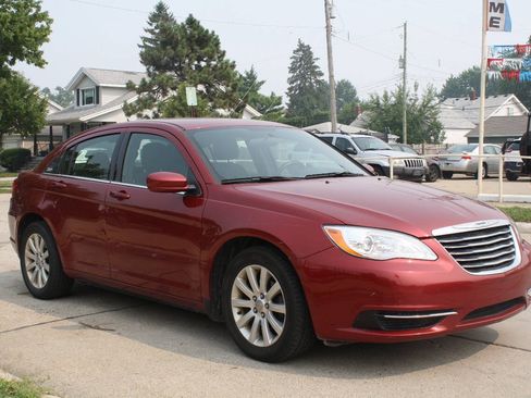 Used 2011 Chrysler 200 Touring FWD image 4