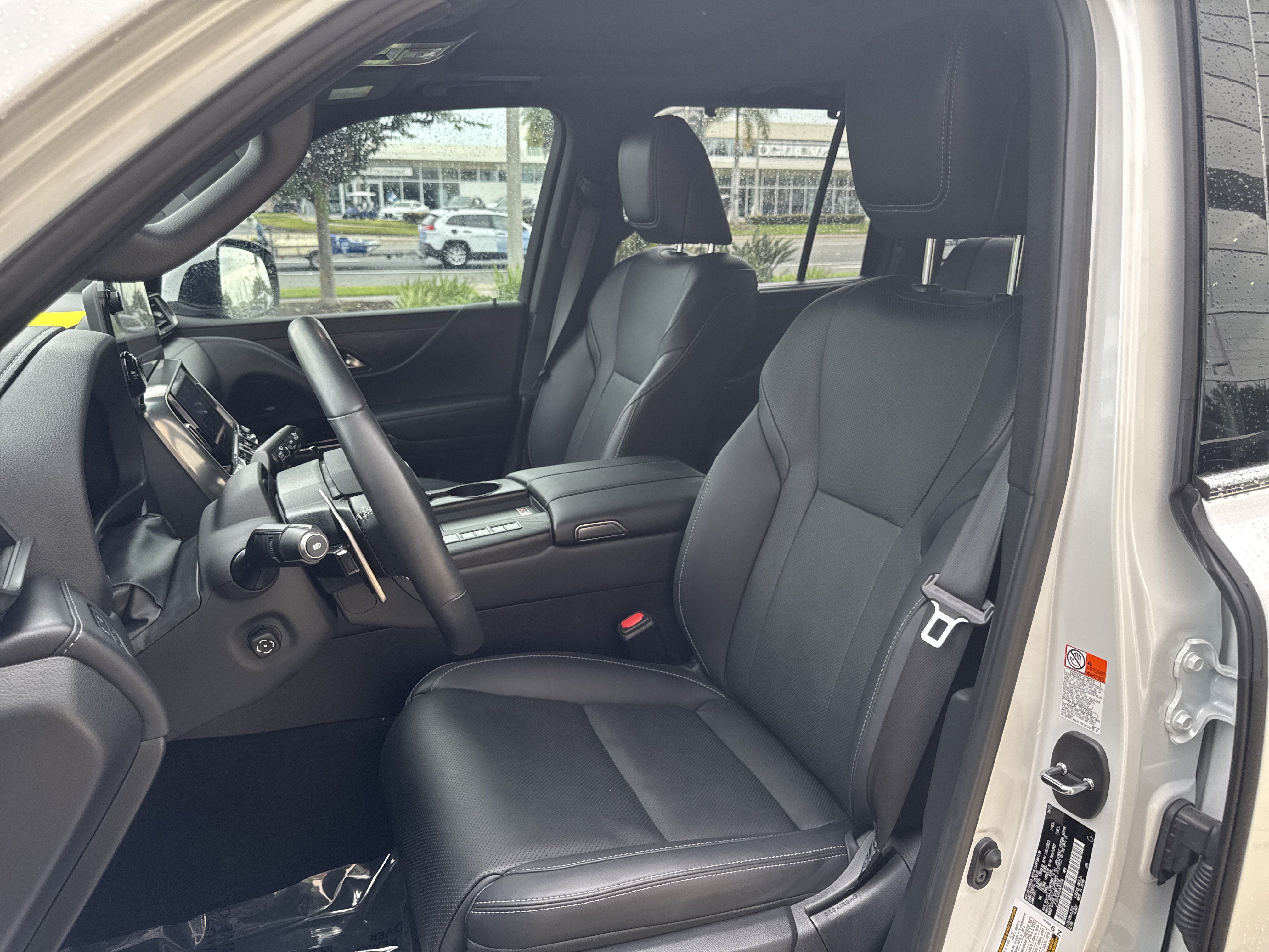 Used 2025 Lexus LX 600 4WD w/ Luxury Package image 8