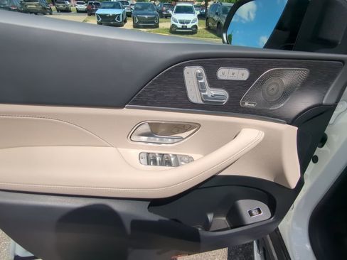 Used 2025 Mercedes-Benz GLS 450 4MATIC image 10