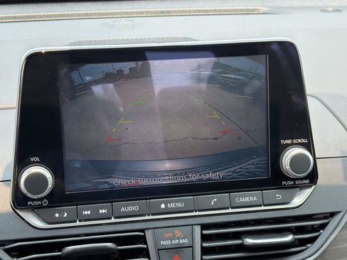 Used 2025 Nissan Altima 2.5 SV FWD image 17