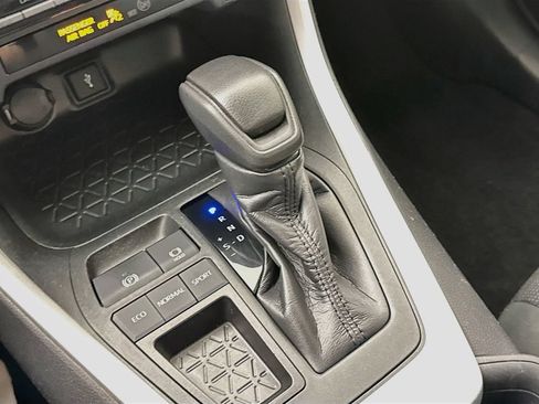 Used 2020 Toyota RAV4 LE FWD image 20