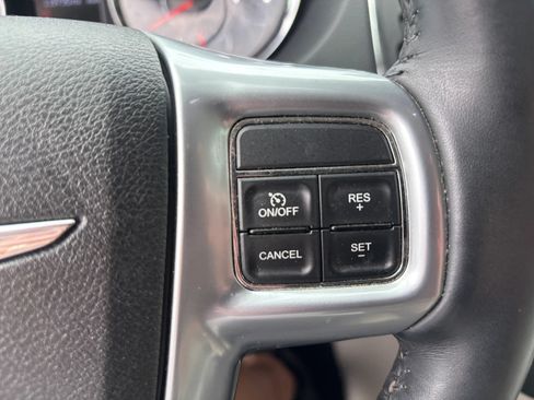 Used 2013 Chrysler Town & Country Touring-L w/ Driver Convenience Group FWD image 22